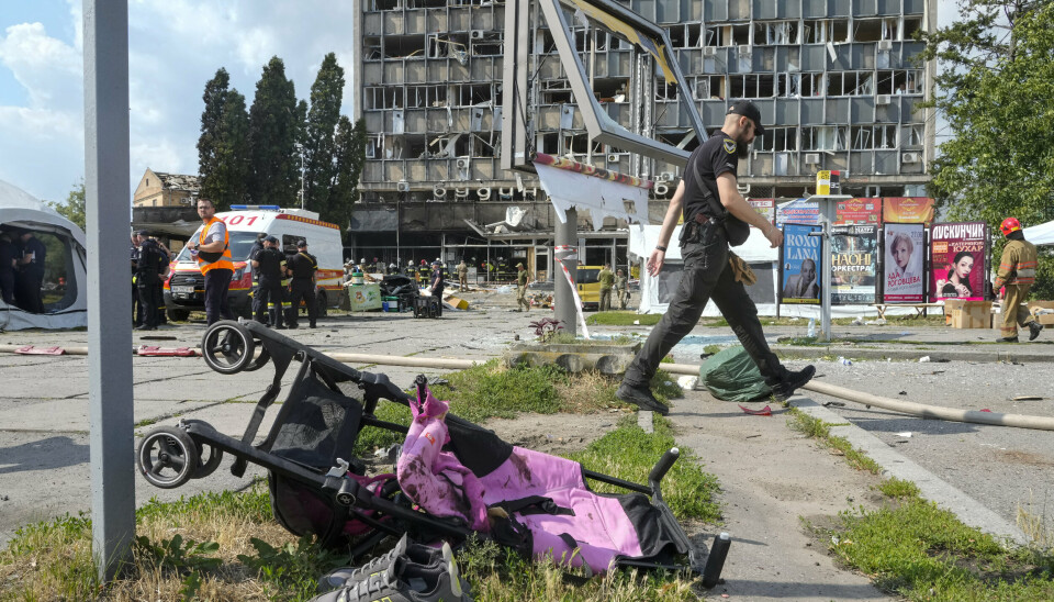 ANGREP: En barnevogn ligger veltet like ved et bygg som ble hardt rammet av en rakett i Vinnytsia 14.juli 2022.