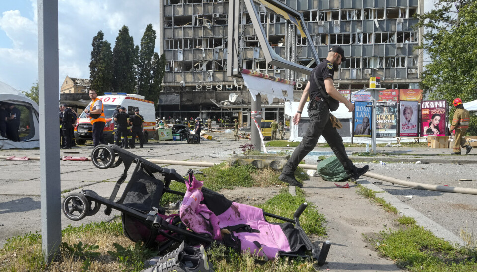 ANGREP: En barnevogn ligger veltet like ved et bygg som ble hardt rammet av en rakett i Vinnytsia 14.juli 2022. ANGREP: En barnevogn ligger veltet like ved et bygg som ble hardt rammet av en rakett i Vinnytsia 14.juli 2022.