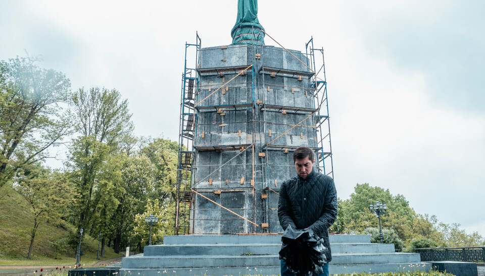 ELDST: Kyivs eldste monument - bronsestatuen av Volodomyr Den Store har blitt skjult bak stillas, betongvegger og et beskyttende lerret. Dette skal forhåpentligvis beskytte det gamle monumentet fra angrep og bombinger.