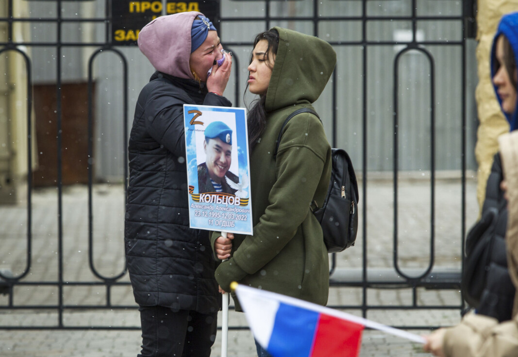 SORG: Kvinner gråter mens de holder et portrett av en fallen soldat fra republikken Burjatia i Russland. Soldaten døde i krigen i Ukraina. SORG: Kvinner gråter mens de holder et portrett av en fallen soldat fra republikken Burjatia i Russland. Soldaten døde i krigen i Ukraina.
