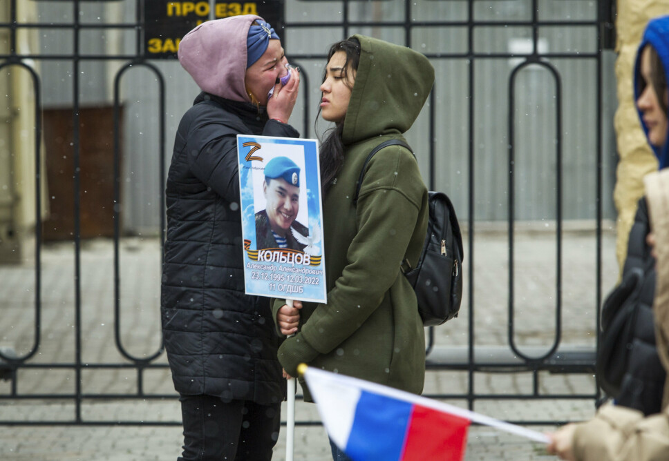 SORG: Kvinner gråter mens de holder et portrett av en fallen soldat fra republikken Burjatia i Russland. Soldaten døde i krigen i Ukraina.