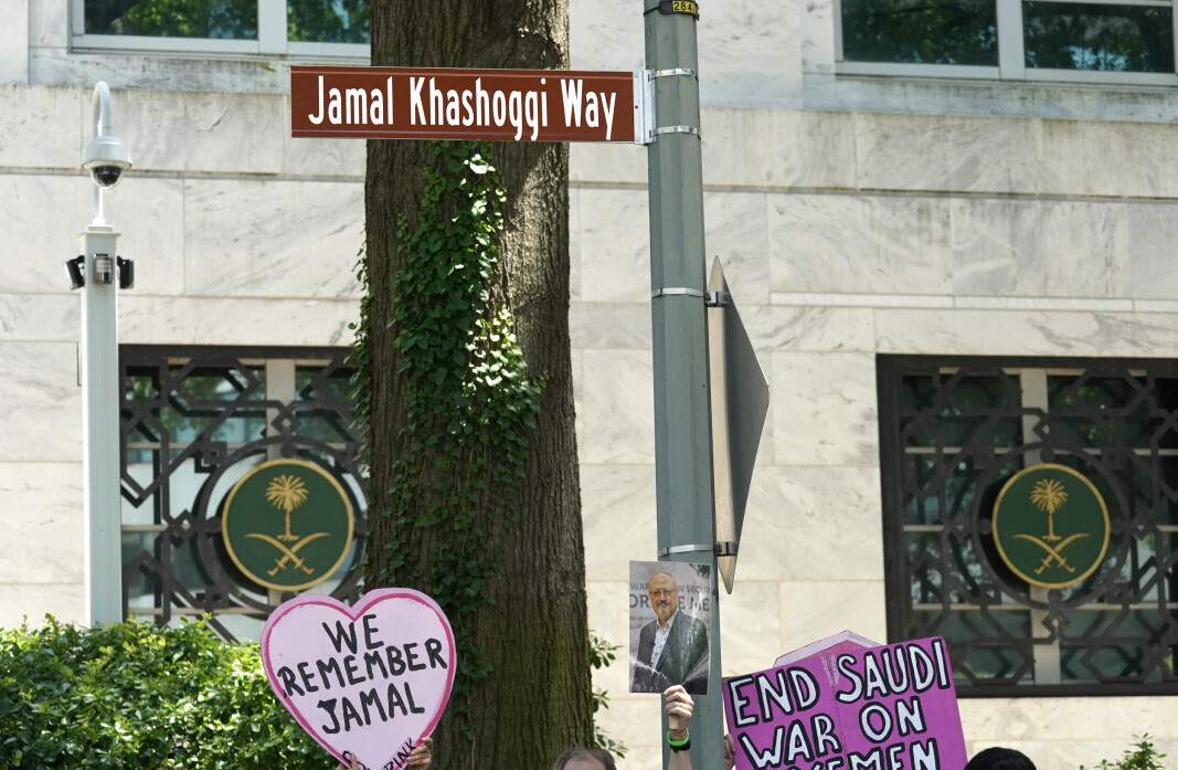 NYTT NAVN: Gaten utenfor Saudi-Arabias ambassade i Washington heter nå Jamal Khashoggi Way. President Joe Biden sier han tok opp drapet med Saudi-Arabias kronprins under et møte i Jeddah fredag. Bildet er tatt den 15. juni 2022. NYTT NAVN: Gaten utenfor Saudi-Arabias ambassade i Washington heter nå Jamal Khashoggi Way. President Joe Biden sier han tok opp drapet med Saudi-Arabias kronprins under et møte i Jeddah fredag. Bildet er tatt den 15. juni 2022.