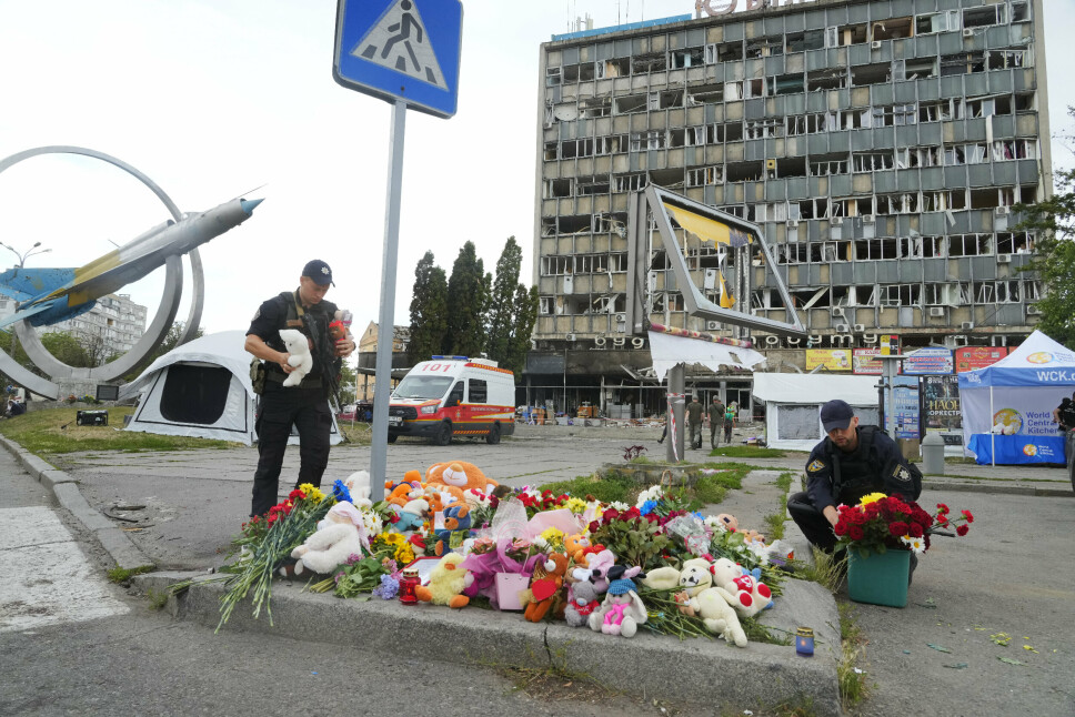 TERROR: Det er blitt lagt ned flere blomster og kosebamser ved åstedet for angrepet i Vinnytsia. Tre barn var blant de drepte.