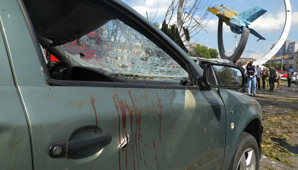 SIVILE MÅL: Angrepet på Vinnytsia langt vest i Ukraina torsdag har ført til sterke reaksjoner. Russland blir angrepet for terrorbombing av ukrainske myndigheter. Her en knust og blodig bil som sto igjen etter angrepet i bykjernen