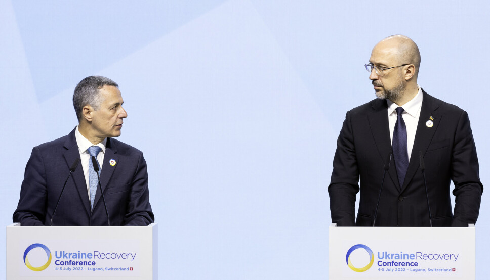 NEI: Den sveitsiske presidenten Ignazio Cassis sammen med Ukrainas statsminister Denys Shmyhal under Ukraine Recovery Conference, 5. juli. Nå skal sveitsiske sykehus ikke ta imot pasienter fra krigen i Ukraina.