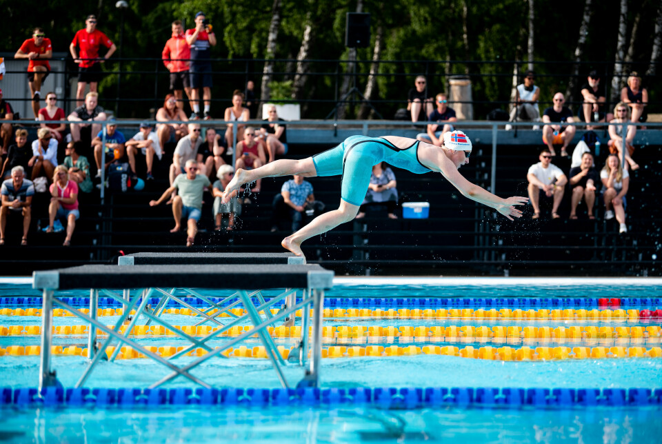 STUPER I DET: Hinderbanesvømming er Carolines sterkeste disiplin. Under nordisk mesterskap i Halmstad svømte hun på tiden 31,4 sekunder.