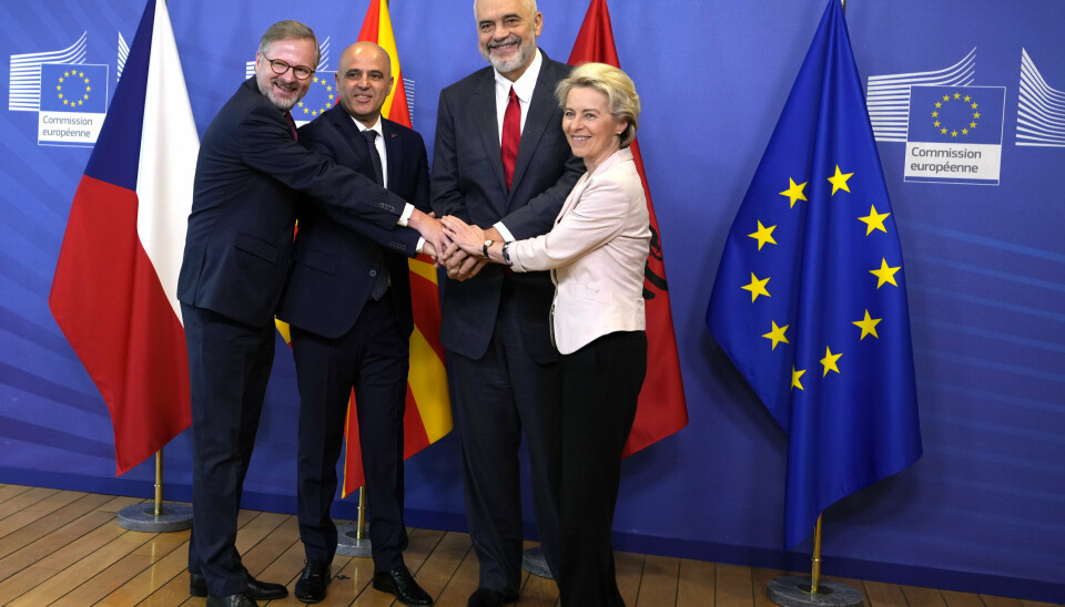 FORHANDLINGER: EU-kommisjonens leder Ursula von der Leyen sammen med (fra høyre) Albanias statsminister Edi Rama, Nord-Makedonias statsminister Dimitar Kovacevski og Tsjekkias statsminister Petr Fiala før det første forhandlingsmøtet i Brussel.