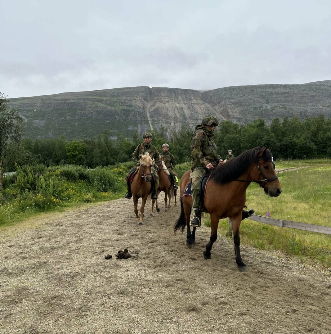 KAVALERIET: Soldater stasjonert på Porsangmoen leir er ute på ridetur på islandshest.