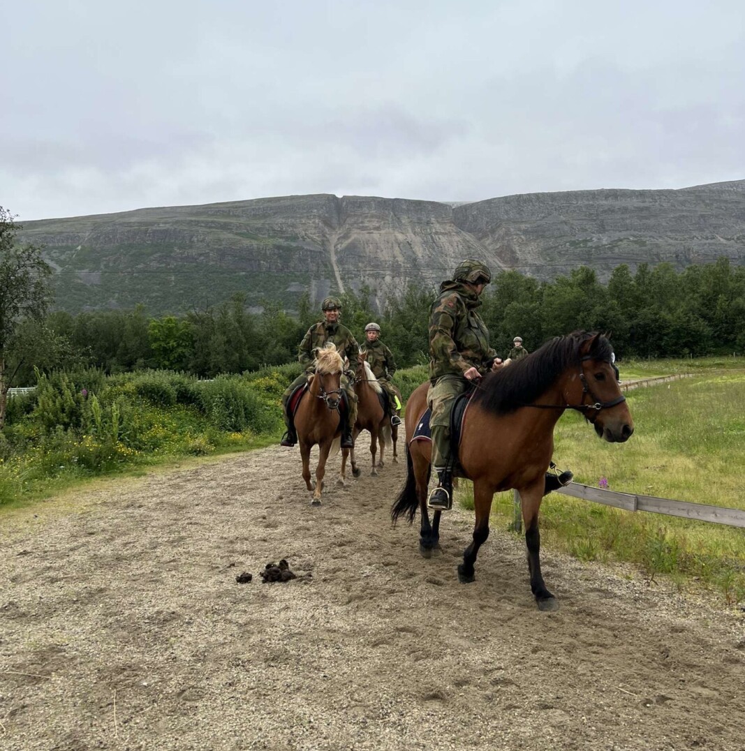 KAVALERIET: Soldater stasjonert på Porsangmoen leir er ute på ridetur på islandshest. KAVALERIET: Soldater stasjonert på Porsangmoen leir er ute på ridetur på islandshest.