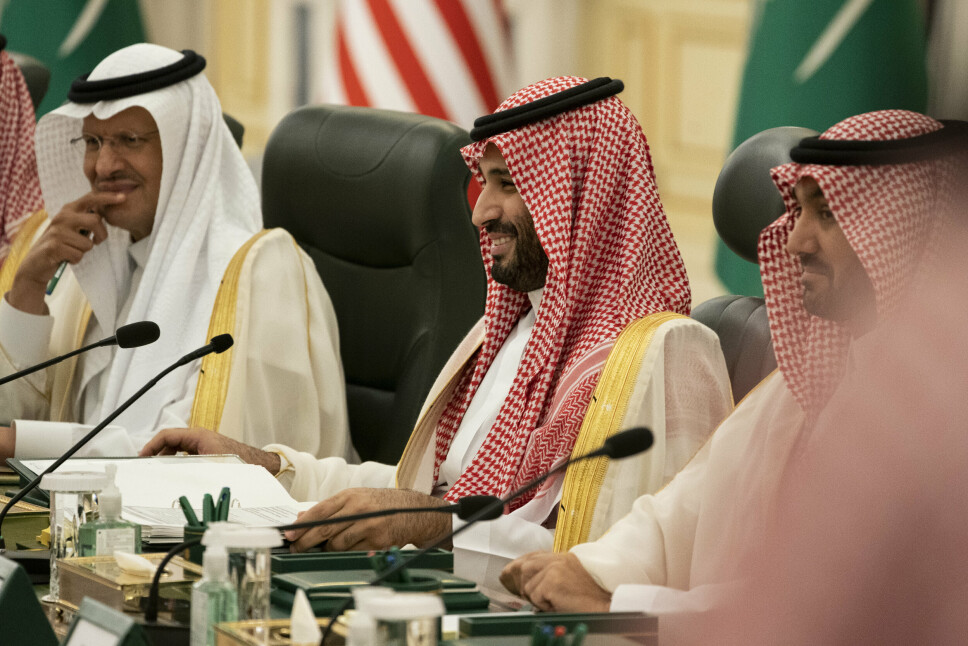 AL SALMAN ROYAL PALACE: Den saudiarabiske kronprinsen Mohammed bin Salman smiler under et møte med president Joe Biden på Al Salman Royal Palace fredag 15. juli 2022 i Jeddah.