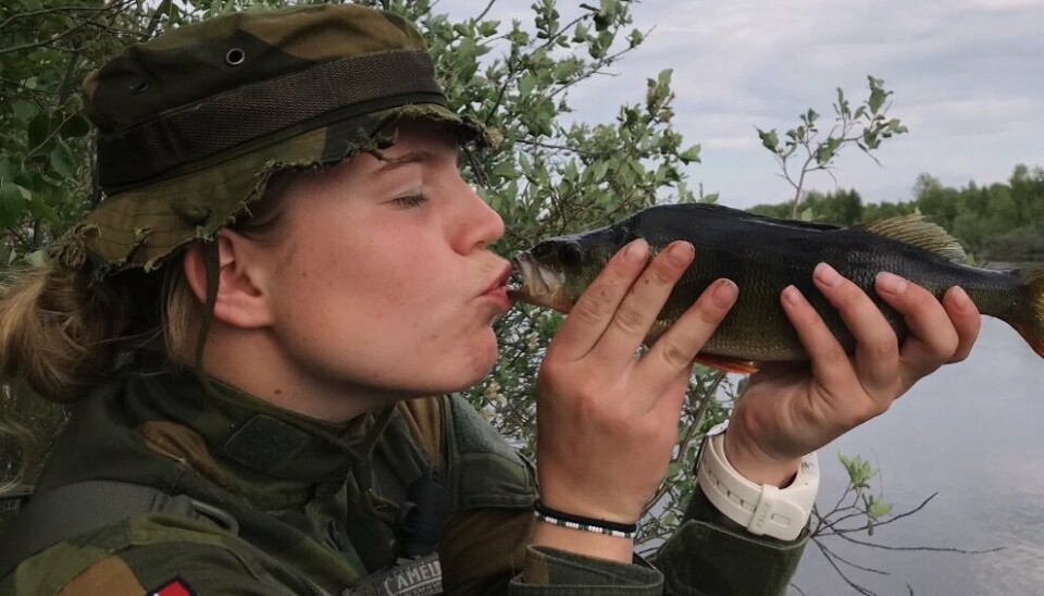 FISKELYKKEN: Soldatene som har voktet grensen mot Russland i sommer, har underholdt seg med fisking.