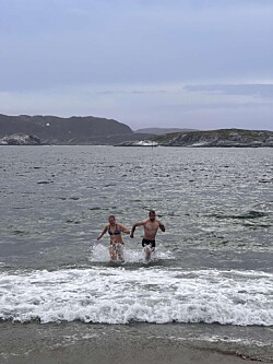 DUKKERT: Ingen sommer uten et friskt bad. DUKKERT: Ingen sommer uten et friskt bad.