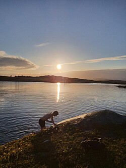 MIDNATTSOL: Er det natt eller dag? Solen er oppe døgnet rundt på sommeren. MIDNATTSOL: Er det natt eller dag? Solen er oppe døgnet rundt på sommeren.