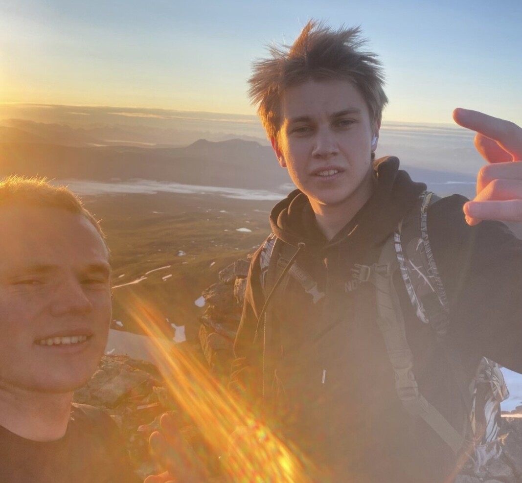 LYS: Det blir ikke mørkt om natten hvor disse soldatene er stasjonert. Man kan da dra på topptur hele døgnet uten problemer. LYS: Det blir ikke mørkt om natten hvor disse soldatene er stasjonert. Man kan da dra på topptur hele døgnet uten problemer.