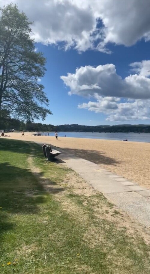 ROLIG: Å gå langs med stranden eller ligge i sola er to perfekte aktiviteter for strandsommeren. ROLIG: Å gå langs med stranden eller ligge i sola er to perfekte aktiviteter for strandsommeren.