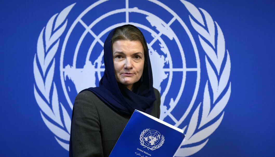 RAPPORT: Fiona Frazer, som har ansvar for menneskerettighetsspørsmål ved FNs kontor i Kabul, holder en kopi av rapporten under onsdagens pressekonferanse i Kabul.