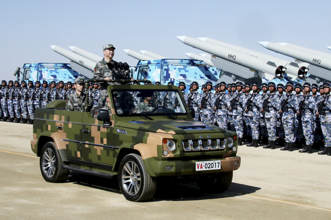 XI JINPING: Kinas president Xi Jinping inspiserer soldater fra Folkets frigjøringshær under en militærparade.