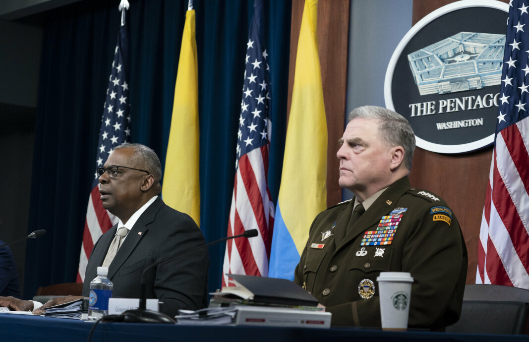SENDER VÅPEN: USAs forsvarsminister Lloyd Austin (t.v.) sammen med general Mark Milley under et videomøte med Ukraine Defense Contact Group, mai 2022.
