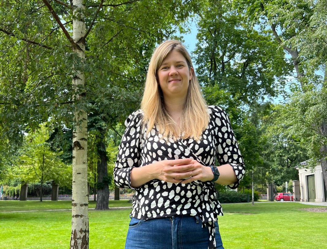 NYTER SOMMEREN: – Jeg liker Oslo på denne tiden, rolig og fredfullt og gode bademuligheter etter arbeidstid, sier menneskerettighetsforskeren Sofie Høgestøl. Her i den vakkert anlagte parken ved Universitetet i sentrum av hovedstaden. NYTER SOMMEREN: – Jeg liker Oslo på denne tiden, rolig og fredfullt og gode bademuligheter etter arbeidstid, sier menneskerettighetsforskeren Sofie Høgestøl. Her i den vakkert anlagte parken ved Universitetet i sentrum av hovedstaden.