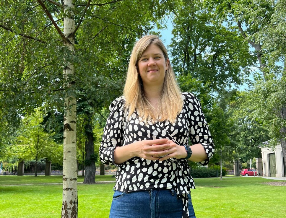 NYTER SOMMEREN: – Jeg liker Oslo på denne tiden, rolig og fredfullt og gode bademuligheter etter arbeidstid, sier menneskerettighetsforskeren Sofie Høgestøl. Her i den vakkert anlagte parken ved Universitetet i sentrum av hovedstaden.