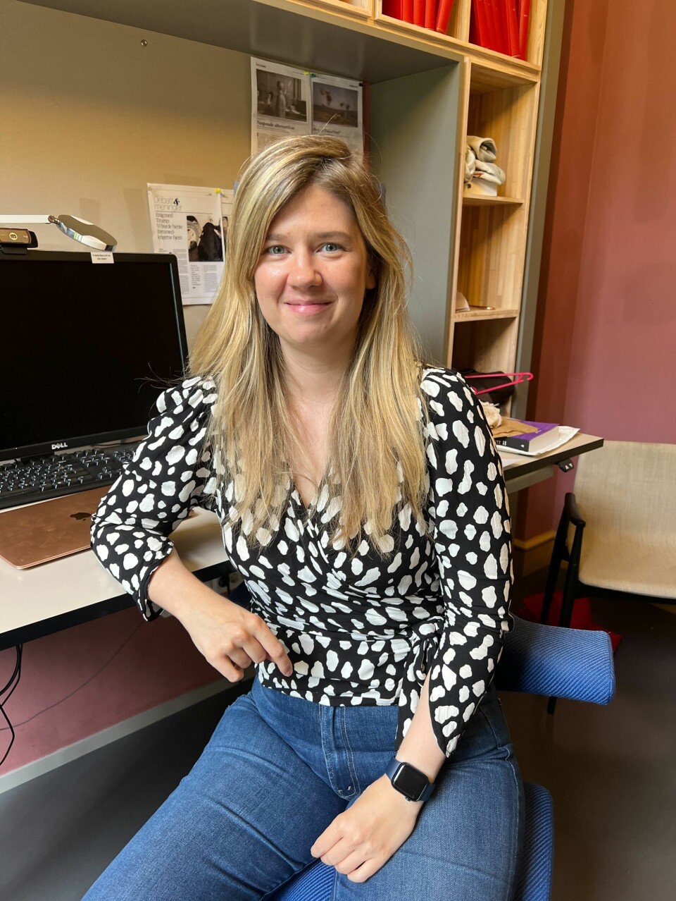 FORSKER: Førsteamanuensis Sofie Høgestøl tilbringer mye av tiden sin på det lille kontoret ved Universitetet i Oslo. – Det er mer behagelig temperatur inne enn ute i disse dagene, sier hun.