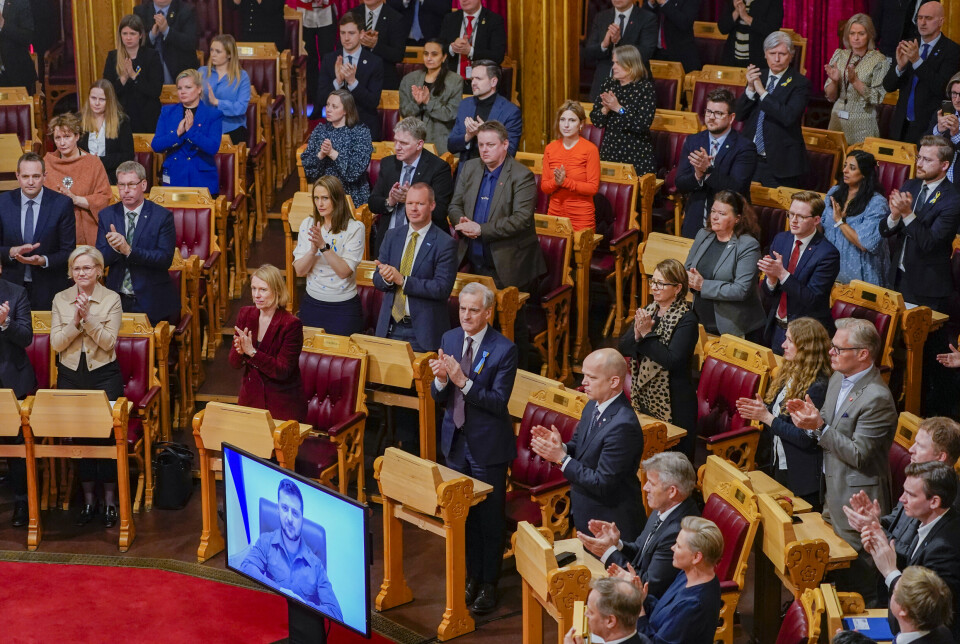 PÅ STORTINGET: I slutten av mars holdt Ukrainas president Volodymyr Zelenskyj tale til Stortinget. Venstre-politiker Sofie Høgestøl var en av tilhørerne, hun kan ses helt bak til venstre, ikledd sort jakke.