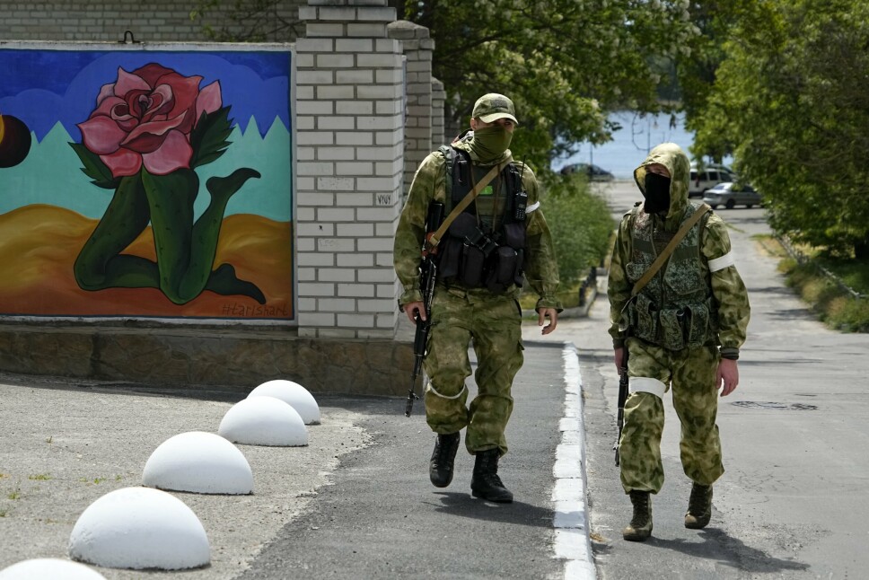 PATRULJE: To russiske soldater patruljerer i et administrativt område i Kherson-regionen sør i Ukraina. Bildet ble tatt under en tur organisert det russiske forsvarsdepartementet 20.mai 2022.