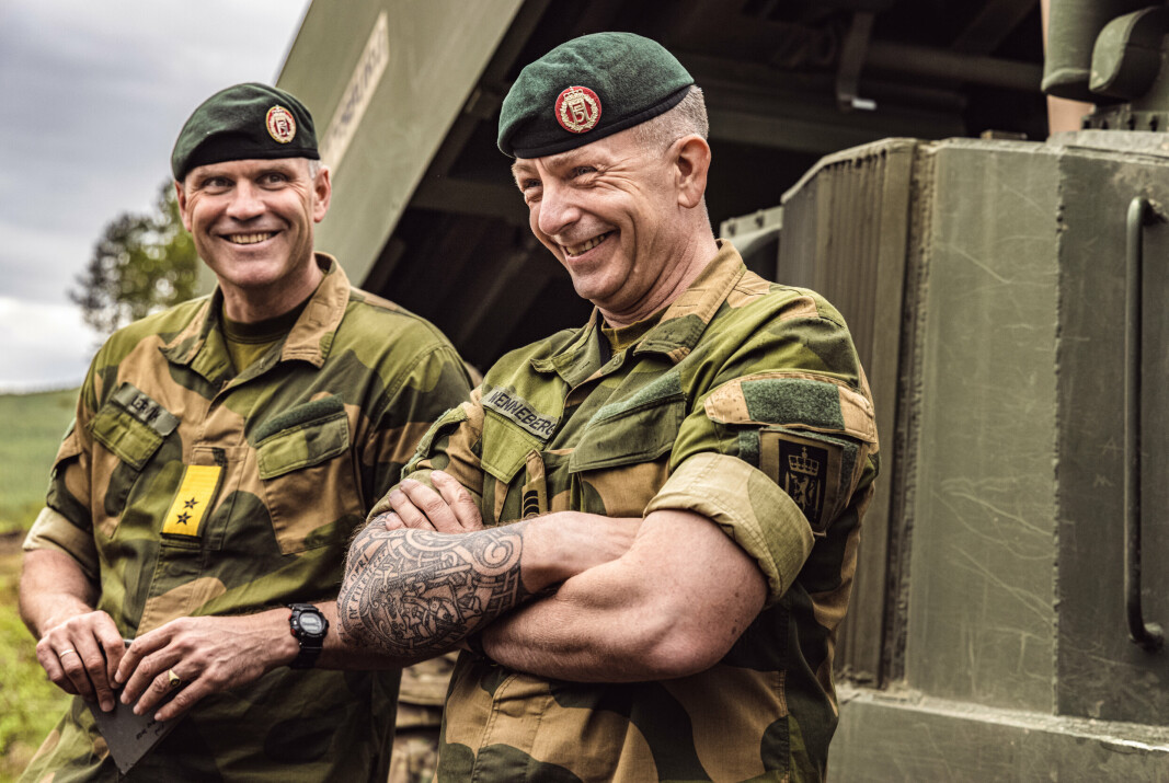 YTRINGSFRIHET: Forsvarets sjefssersjant, Rune Wenneberg (t.h.) har selv flere tatoveringer, blant annet av norrøne symboler. Her sammen med sjef for Hæren, Lars Lervik.