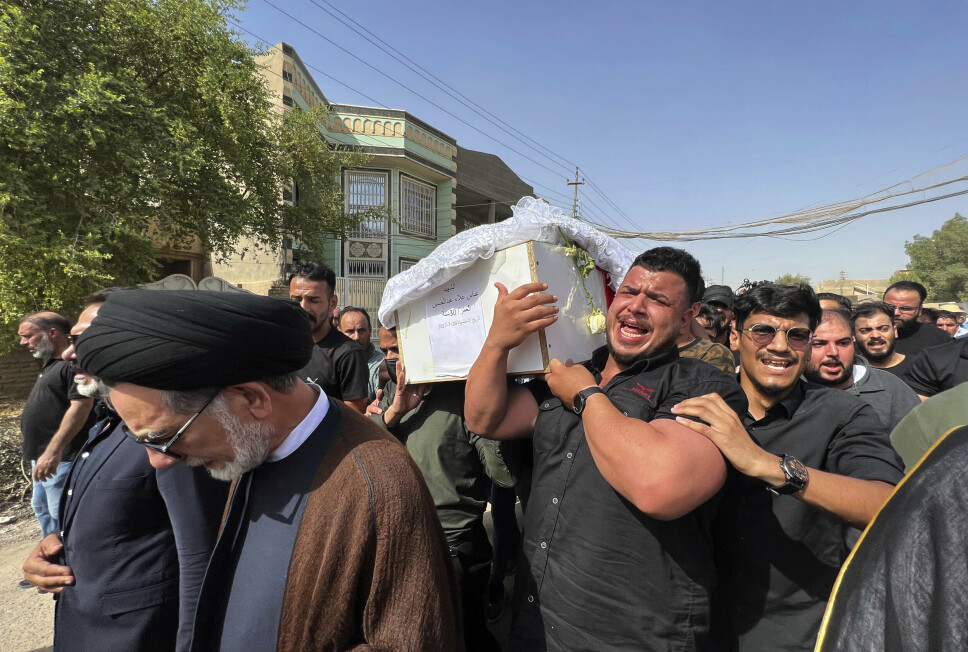 DREPT: Minst åtte sivile ble drept i et angrep i Irak. Her bærer familien til et av ofrene, Abbas Abdul Hussein (30), kisten hans.