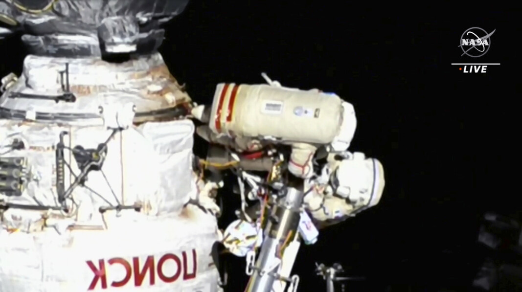 VANDRING: Et bilde fra Nasa viser italienske Samantha Cristoforetti og russiske Oleg Artemjev under romvandringen. VANDRING: Et bilde fra Nasa viser italienske Samantha Cristoforetti og russiske Oleg Artemjev under romvandringen.