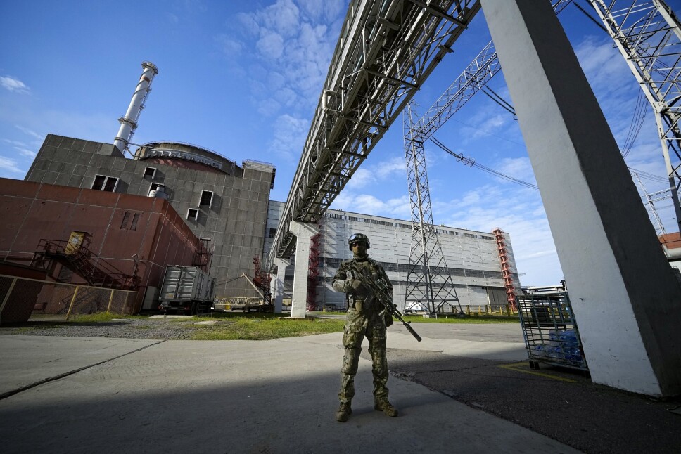 ATOMANLEGG: En russisk soldat vokter i et område ved atomkraftverket Zaporizjzja, som ligger sørøst i Ukraina. Bildet ble tatt søndag 1.mai.