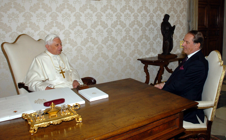 RELIGION OG FRED: Dette bildet er formidlet av den vatikanske avisen L'Osservatore Romano og viser pave Benedict XVI i samtale med Sveriges utenriksminister, Jan Eliasson for å diskutere globalisering og hvordan religion kan bidra til fred. Bildet er datert 17. juni 2006.