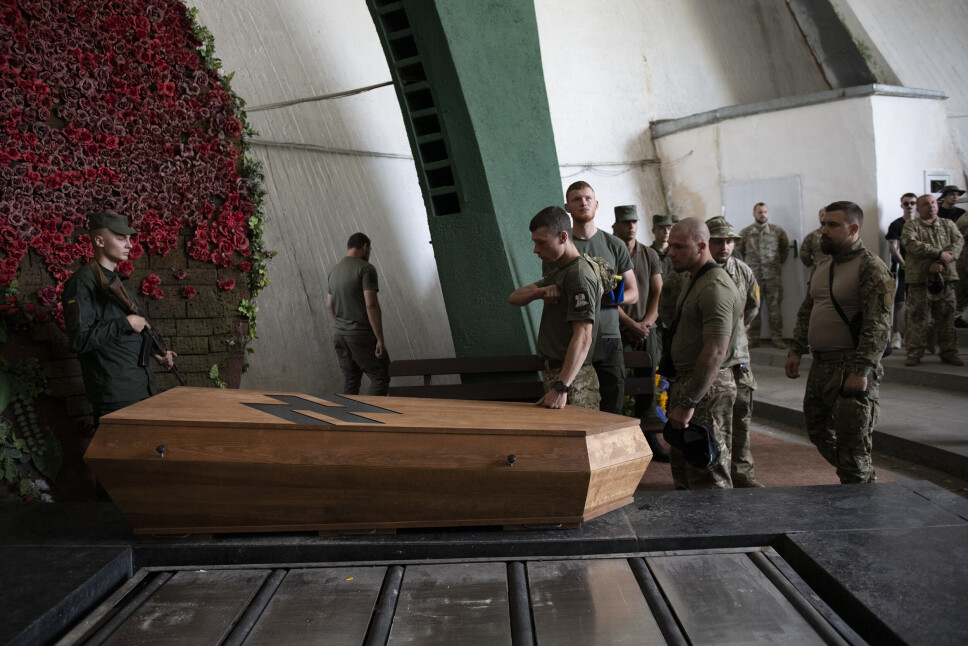 HVIL I FRED: Soldater tar et siste farvel med en soldat som falt i beleiringen av Mariupol.