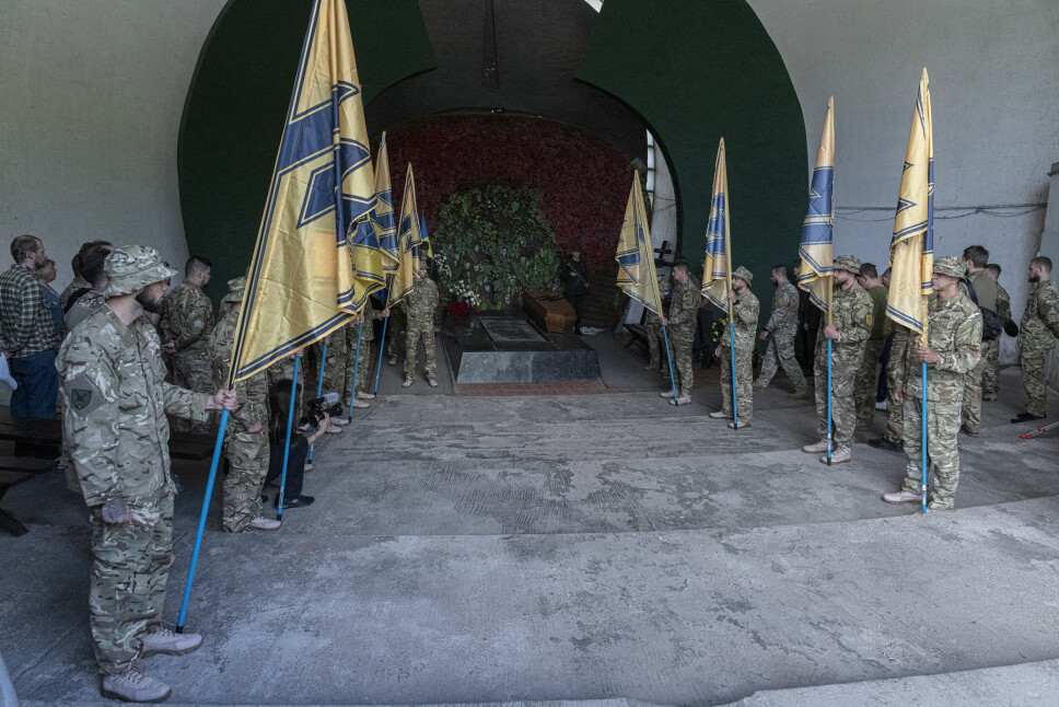 FARVEL: En av få begravelsesseremoniene som er blitt holdt for de drepte i Azovstal i Mariupol i Kyiv torsdag.