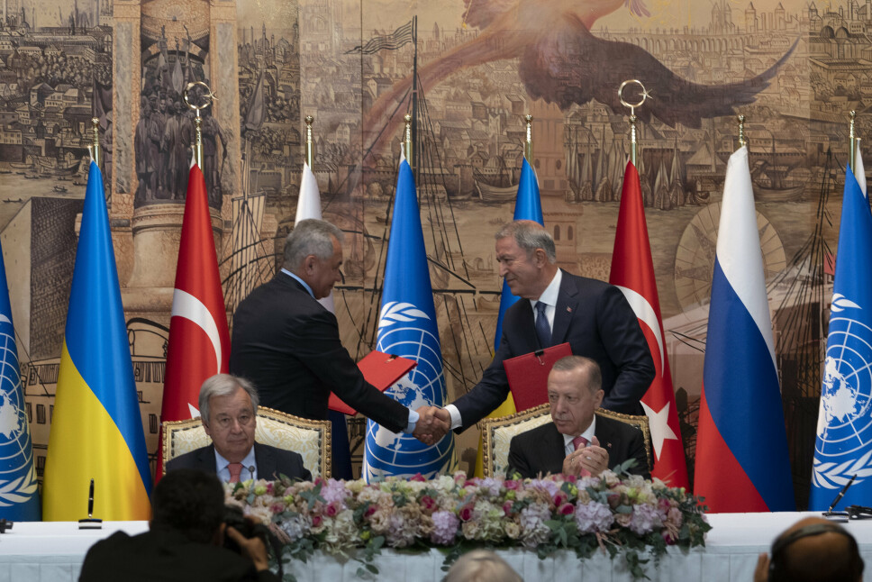 AVTALE: FNs generalsekretær António Guterres (venstre) og Tyrkias president Recep Tayyip Erdogan (høyre), sitter mens to representanter fra Ukraina og Russland takker hverandre etter signeringen av avtalen om korneksport fredag.