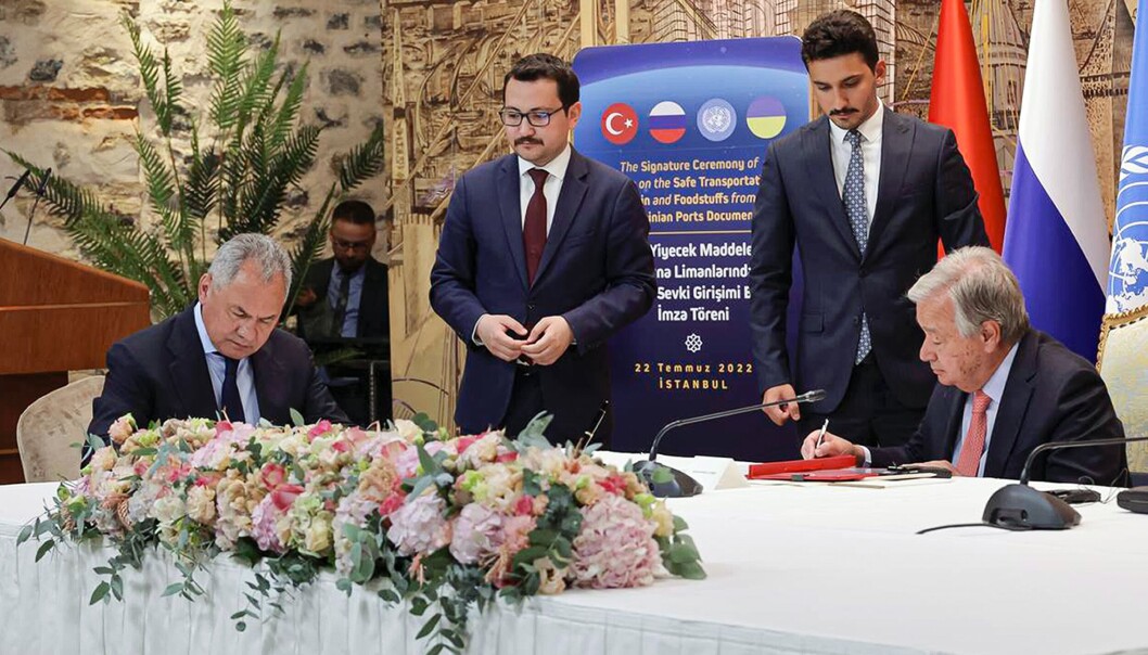AVTALE: Russlands forsvarsminister Sergej Sjojgu signerer kornavtalen med FNs generalsekretær António Guterres fredag. AVTALE: Russlands forsvarsminister Sergej Sjojgu signerer kornavtalen med FNs generalsekretær António Guterres fredag.