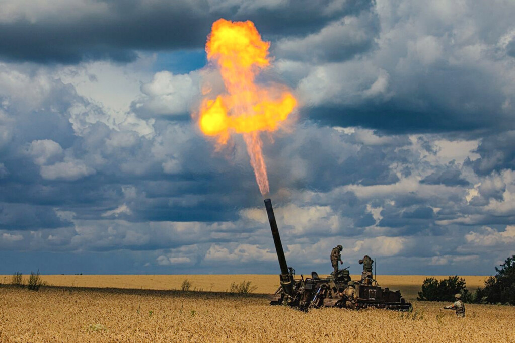 ÅKER: Russiske soldater i en kornåker i Ukraina 22. juli. ÅKER: Russiske soldater i en kornåker i Ukraina 22. juli.