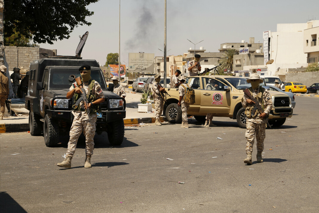 KAMP: Libyske væpnede styrker i Tripolis gater etter kampene natt til fredag.