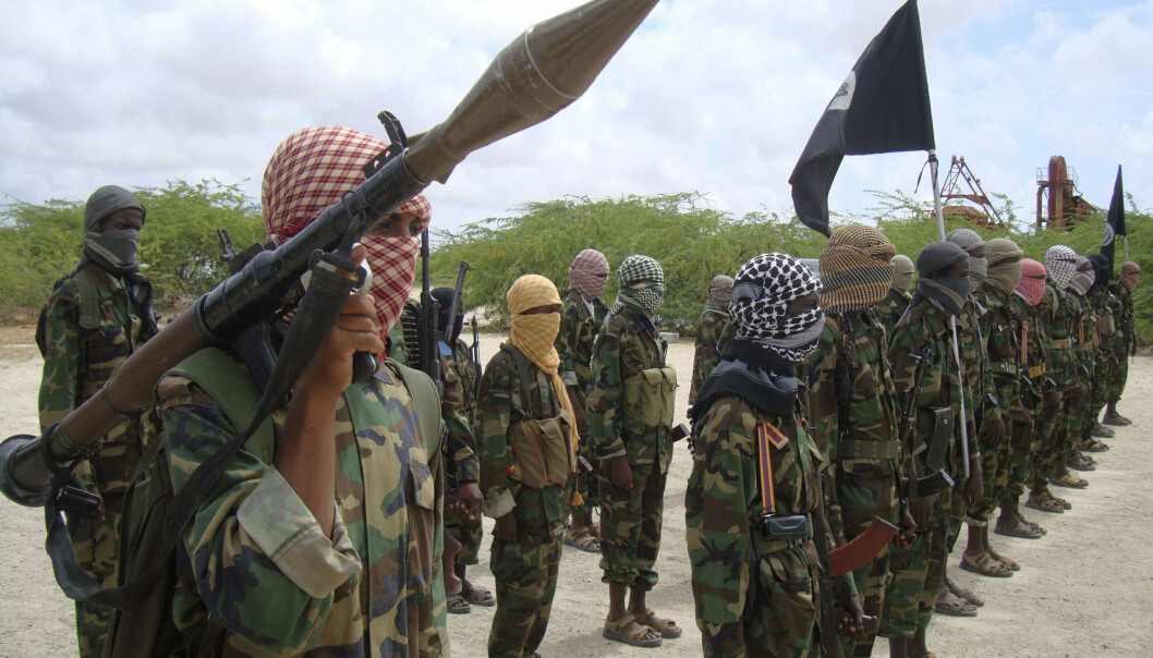MILITÆR: Al-Shabaab soldater som står på linje og viser frem våpen. Bildet er fra 2010.