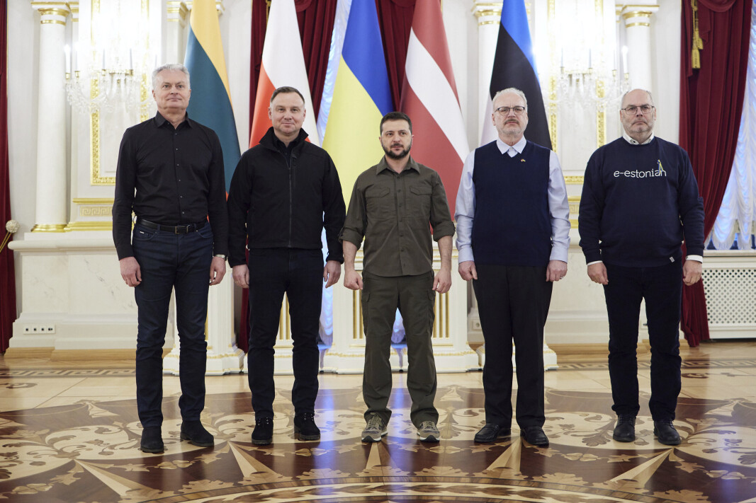 LEDERE: På dette bildet levert av den ukrainske presidentens pressekontor, fra venstre: Litauens president Gitanas Nauseda, Polens president Andrzej Duda, Ukrainas president Volodymyr Zelenskyy, Latvias president Egils Levits og Estlands president Alar Karis. LEDERE: På dette bildet levert av den ukrainske presidentens pressekontor, fra venstre: Litauens president Gitanas Nauseda, Polens president Andrzej Duda, Ukrainas president Volodymyr Zelenskyy, Latvias president Egils Levits og Estlands president Alar Karis.