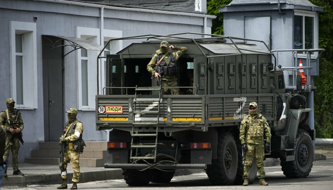 TA TILBAKE: Russiske soldater står vakt når en gruppe utenlandske journalister besøker Kherson, den 20. mai 2022. Ukrainske myndigheter lover at de skal ta tilbake regionen innen september.