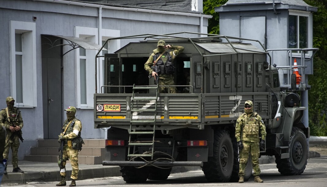 TA TILBAKE: Russiske soldater står vakt når en gruppe utenlandske journalister besøker Kherson, den 20. mai 2022. Ukrainske myndigheter lover at de skal ta tilbake regionen innen september. TA TILBAKE: Russiske soldater står vakt når en gruppe utenlandske journalister besøker Kherson, den 20. mai 2022. Ukrainske myndigheter lover at de skal ta tilbake regionen innen september.