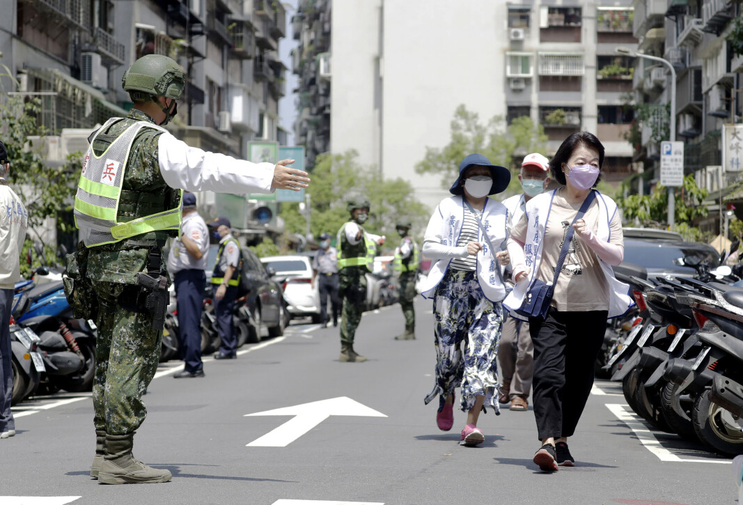 MILITÆRØVELSE: Folk blir guidet av Taiwans soldater til et tilfluktsrom under Wanan-luftangrepsøvelsen i Taipei, Taiwan, mandag 25. juli 2022. MILITÆRØVELSE: Folk blir guidet av Taiwans soldater til et tilfluktsrom under Wanan-luftangrepsøvelsen i Taipei, Taiwan, mandag 25. juli 2022.