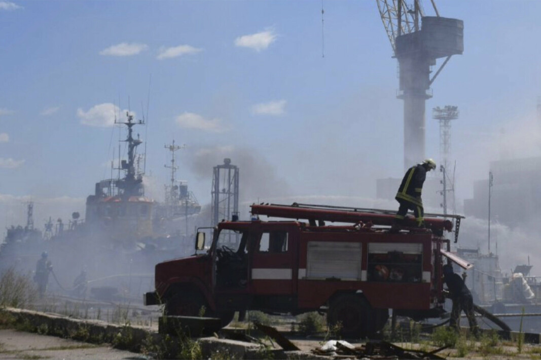 BRITISK ETTERRETNING: Russland mener de har angrepet et marinefartøy og et lager av sjømålsraketter i byen Odesa, men britisk etterretning mener at det ikke er tegn til at slike mål er truffet. Bildet er fra 5.juni 2022, der brannmenn slukker en brann etter russisk missilangrep på en havn i Odesa.