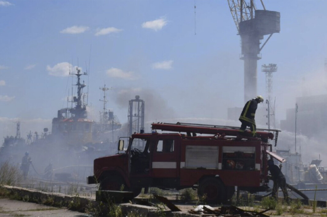 BRITISK ETTERRETNING: Russland mener de har angrepet et marinefartøy og et lager av sjømålsraketter i byen Odesa, men britisk etterretning mener at det ikke er tegn til at slike mål er truffet. Bildet er fra 5.juni 2022, der brannmenn slukker en brann etter russisk missilangrep på en havn i Odesa. BRITISK ETTERRETNING: Russland mener de har angrepet et marinefartøy og et lager av sjømålsraketter i byen Odesa, men britisk etterretning mener at det ikke er tegn til at slike mål er truffet. Bildet er fra 5.juni 2022, der brannmenn slukker en brann etter russisk missilangrep på en havn i Odesa.