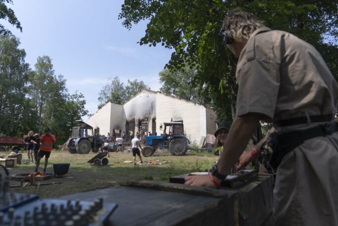RAVE: Rydding kombineres med rave i den ukrainske landsbyen Yahidne, der en gruppe frivillige jobber med å rydde et utbombet kulturhus i utkanten av byen.