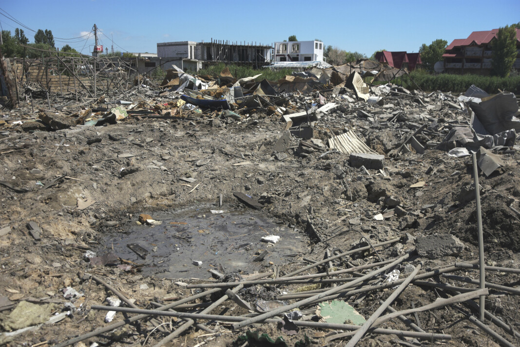 KRATER: Bildet viser et krater i et boligområdet fra russisk bombing i havnebyen Odesa tirsdag 26.juli.