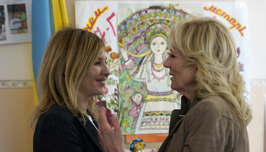 FREDSØNSKE: USAs førstedame Jill Biden og Volodymr Zelenskyjs kone Olena snakker sammen ved avslutningen av Bidens besøk på en skole i Uzjhorod i Vest-Ukraina i mai. FREDSØNSKE: USAs førstedame Jill Biden og Volodymr Zelenskyjs kone Olena snakker sammen ved avslutningen av Bidens besøk på en skole i Uzjhorod i Vest-Ukraina i mai.