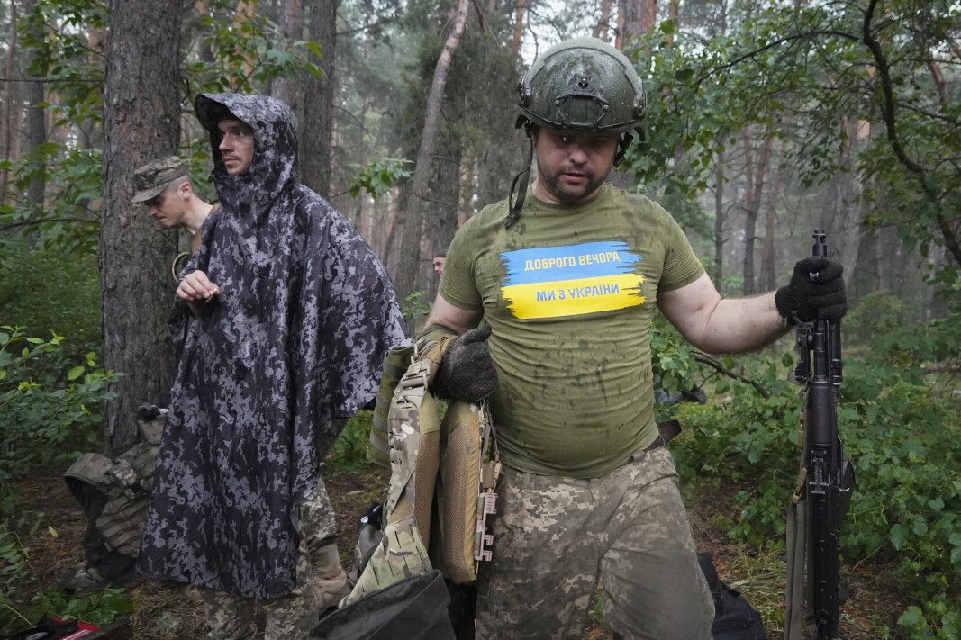 FRONTLINJEN: Ukrainske soldater tar oppstilling nær frontlinjen i Kharkiv. På T-skjorta står det «God kveld, vi er fra Ukraina».