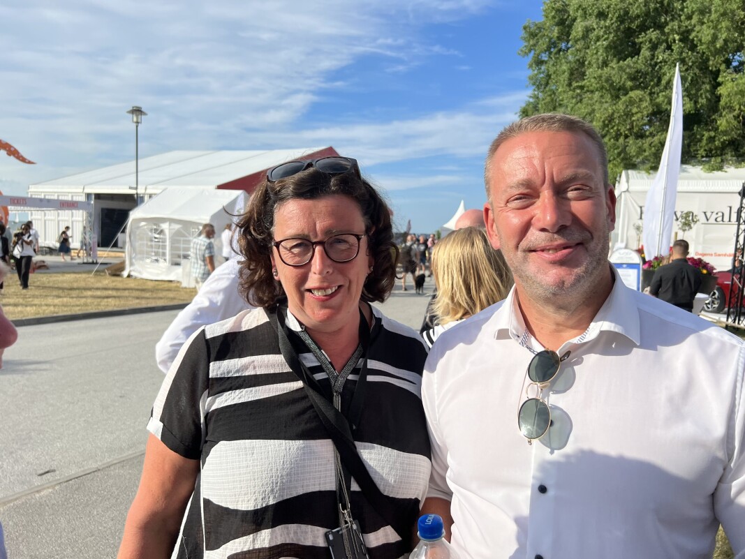 SKULDER VED SKULDER: Ålendingenes regjeringssjef Veronica Thörnroos og tidligere finsk forsvarsminister Stafan Wallin beroliger Åland med at øysamfunnet forblir demilitarisert når de blir med Finland inn i Nato. SKULDER VED SKULDER: Ålendingenes regjeringssjef Veronica Thörnroos og tidligere finsk forsvarsminister Stafan Wallin beroliger Åland med at øysamfunnet forblir demilitarisert når de blir med Finland inn i Nato.